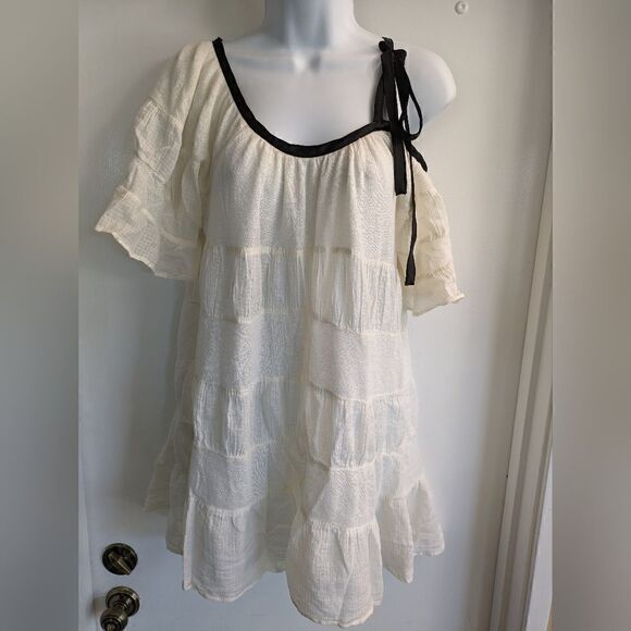 SUPER cute & UNIQUE one shoulder dress by FREE PEOPLE! Zoom in 4 all the details - Picture 4 of 5